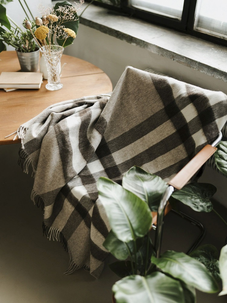 Sheep's wool blanket dark design
