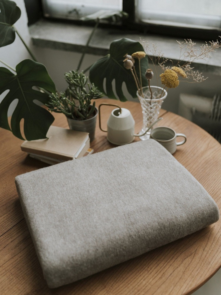 Ash 100% sheep's wool blanket
