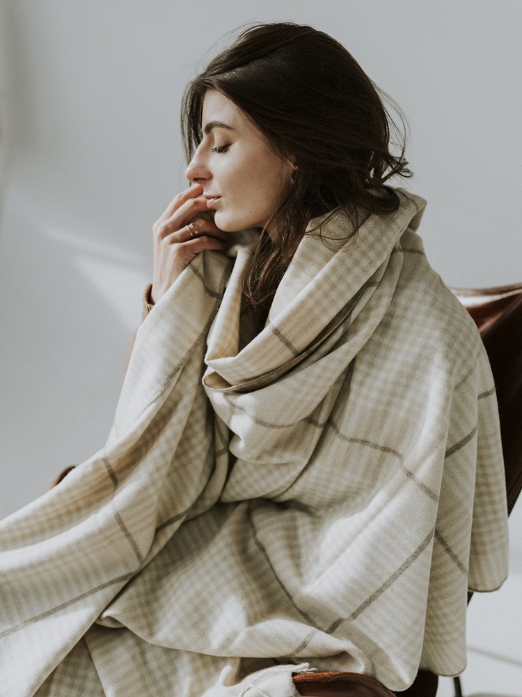 Cashmere blanket in a subtle check pattern