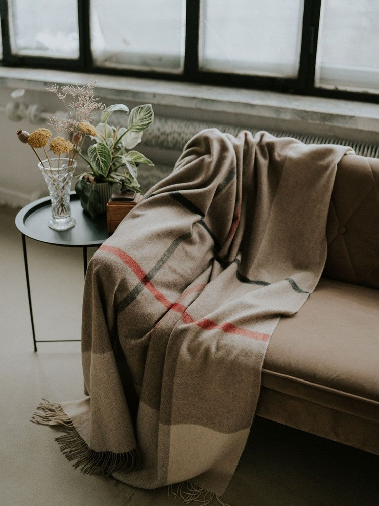 Cashmere blanket in shades of beige