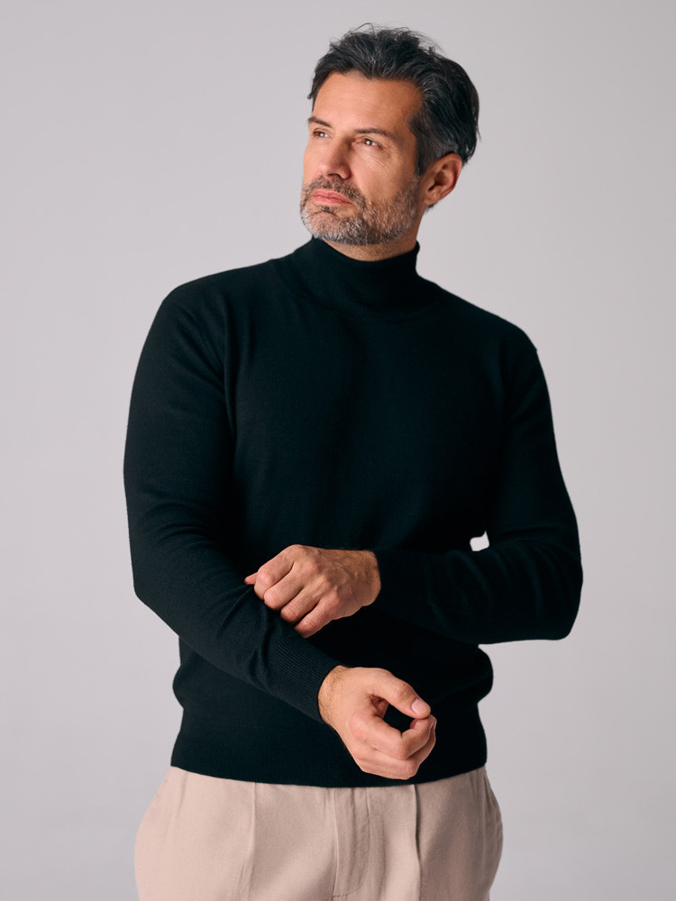 Black sheep wool turtleneck