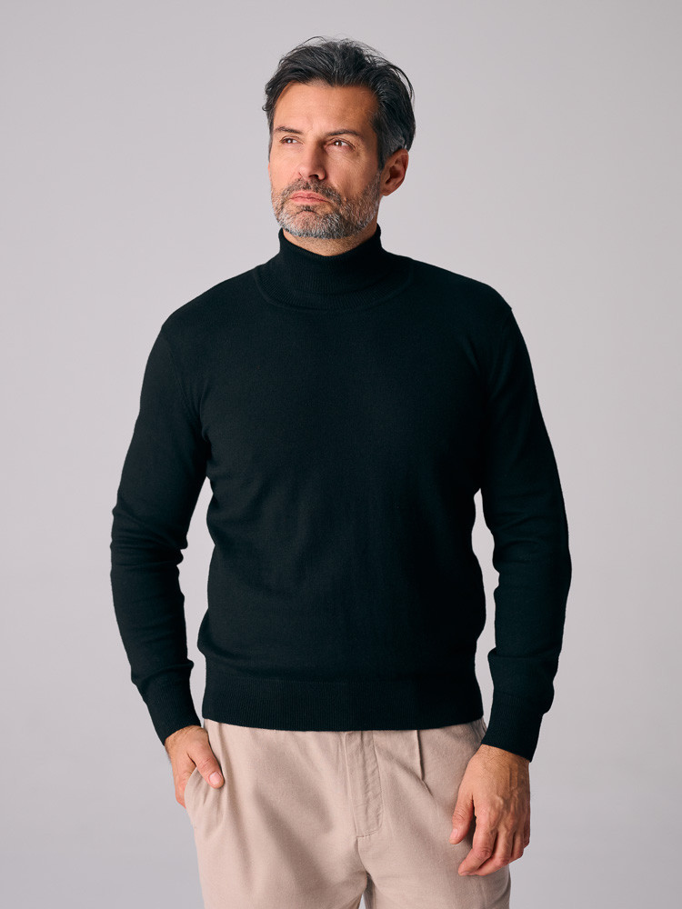 Black sheep wool turtleneck