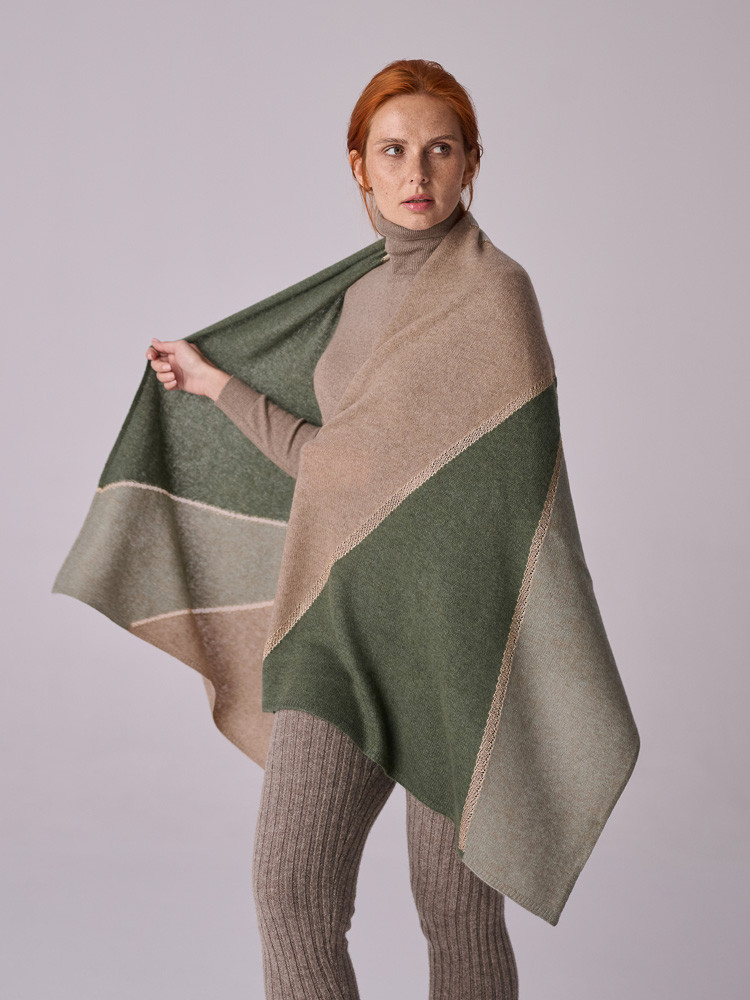 Cashmere scarf in shades of green