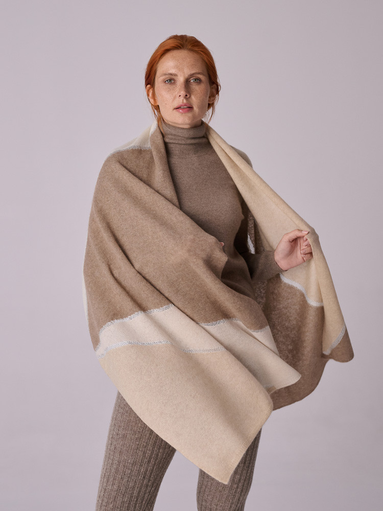Cashmere scarf in shades of beige