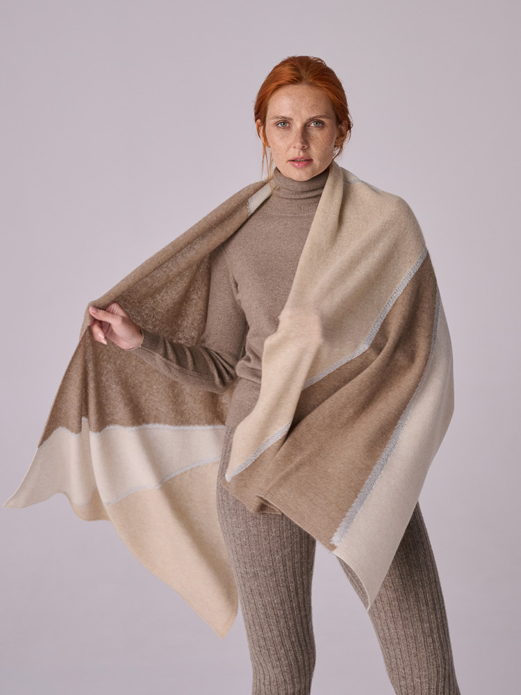 Cashmere scarf in shades of beige