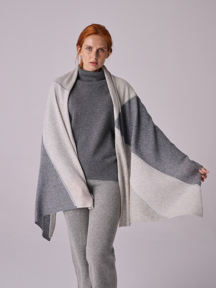 Cashmere scarf in shades of grey
