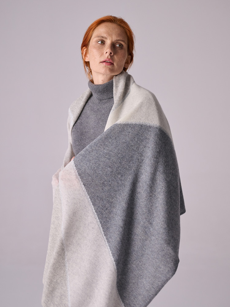 Cashmere scarf in shades of grey