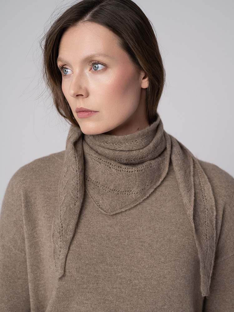 Triangular cashmere shawl