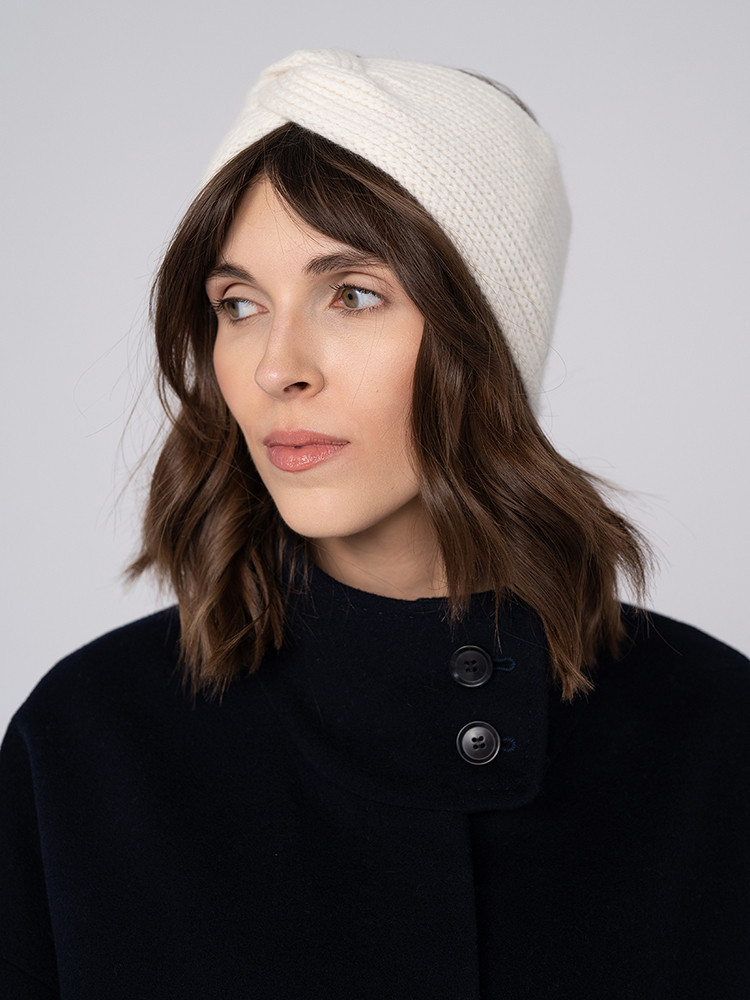 Cashmere headband with a decorative knit pattern